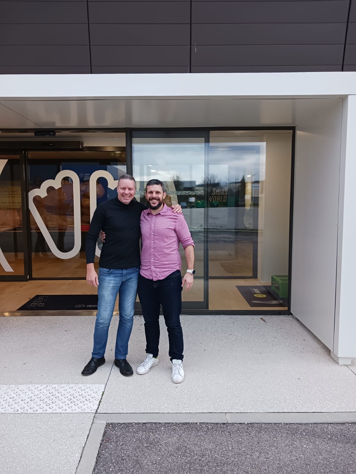 Curso de podoposturologia na Podiatech, França — Moço de rosa faz palmilha do PSG